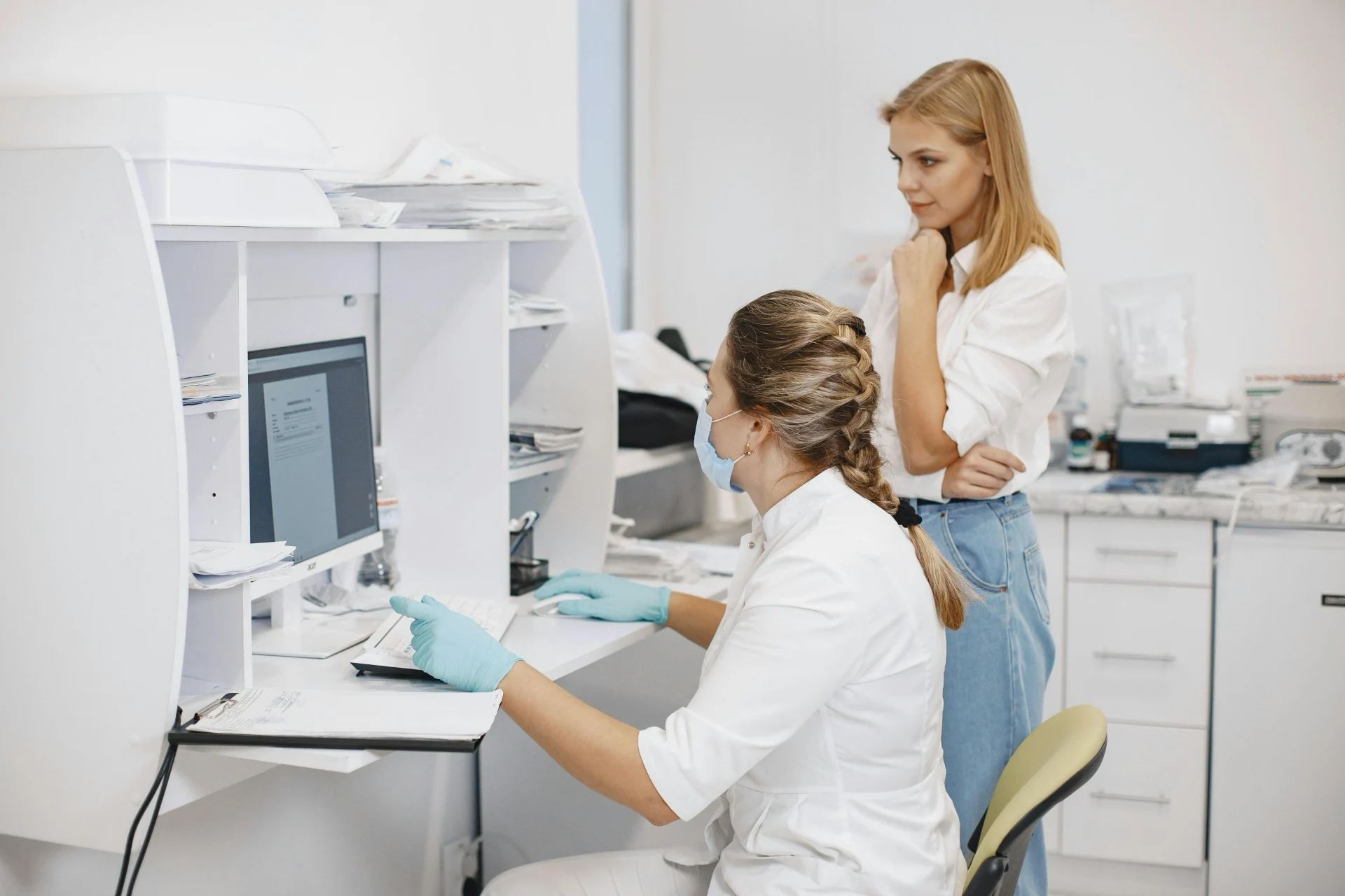 Doctors in a laboratory discussing analysis results